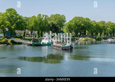 Saint-Valery-sur-Somme, regionaler Naturpark der Somme-Bucht (Nordfrankreich): marina und Binnenschiff Stockfoto