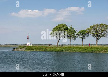 Saint-Valery-sur-Somme, regionaler Naturpark der Somme-Bucht (Nordfrankreich): Leuchtturm am Ende des Deiches Stockfoto