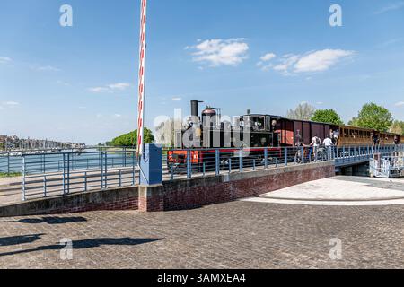Saint-Valery-sur-Somme, regionaler Naturpark der Somme-Bucht (Nordfrankreich): Dampfeisenbahn, Touristenzug von der „Chemin de Fer de la Baie de Somm“ Stockfoto