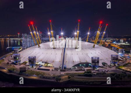 London, Vereinigtes Königreich - 29. Dezember 2020: Luftaufnahme der O2 Arena im Londoner Stadtzentrum bei Nacht, England. Stockfoto