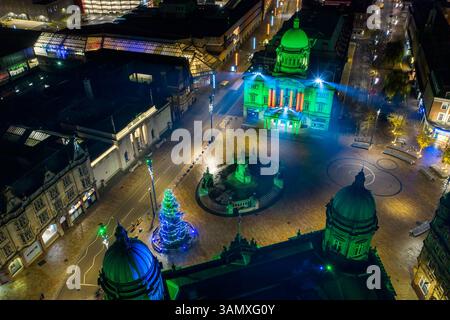 Blick aus der Vogelperspektive auf den Queen Victoria Square im Stadtzentrum von Hull über das Martime Museum zur Weihnachtszeit, Großbritannien. Stockfoto