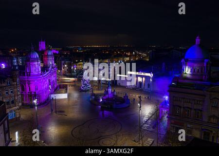 Blick aus der Vogelperspektive auf den Queen Victoria Square im Stadtzentrum von Hull über das Martime Museum zur Weihnachtszeit, Großbritannien. Stockfoto