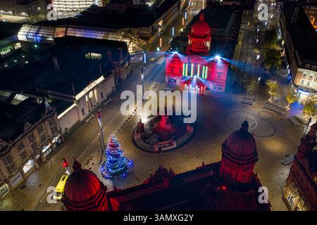 Blick aus der Vogelperspektive auf den Queen Victoria Square im Stadtzentrum von Hull über das Martime Museum zur Weihnachtszeit, Großbritannien. Stockfoto