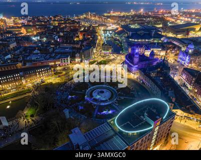 Blick aus der Vogelperspektive auf Queen's Gardens in Hull Downtown at Night, Hull, England, Großbritannien. Stockfoto