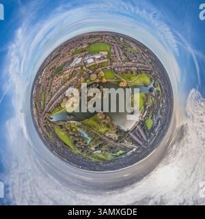 Aus der Vogelperspektive des winzigen Planeten mit Park und See, umgeben von Wohngebieten und Häusern, Hull, England, Großbritannien. Stockfoto