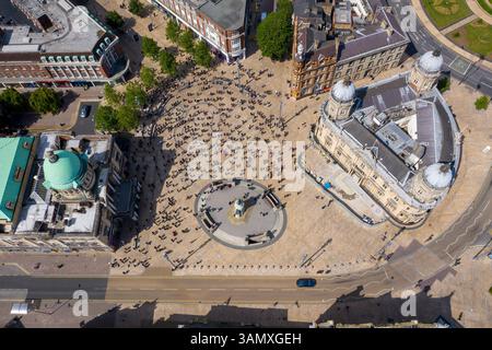 Aus der Vogelperspektive einer großen Gruppe von Personen, die auf dem Queen Victoria Square im Stadtzentrum von Hull, Großbritannien, stehen. Stockfoto