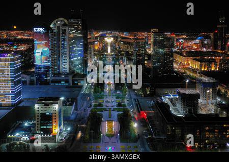 Nurzhol Boulevard bei Nacht aus der Vogelperspektive, nur Sultan, Kasachstan. Blick auf den Bayterek Tower und viele Wolkenkratzer. Stockfoto