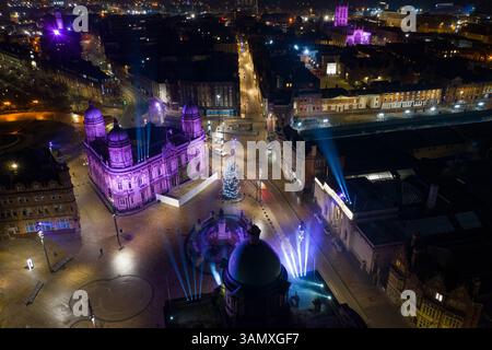 Blick aus der Vogelperspektive auf den Queen Victoria Square in der Innenstadt von Hull bei Nacht zur Weihnachtszeit mit Lichtern, die die Atmosphäre erhellen, Großbritannien. Stockfoto