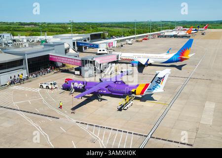 LEEDS, Großbritannien - 15. MAI 2018: Luftaufnahme des Flughafens Leeds Brdford von der Luftseite. Flugzeuge an den Toren und Leute, die bereit sind, an Bord zu gehen. Stockfoto