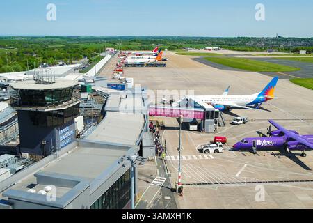 LEEDS, Großbritannien - 15. MAI 2018: Luftaufnahme des Flughafens Leeds Brdford von der Luftseite. Flugzeuge an den Toren und am Turm zeigen. Stockfoto