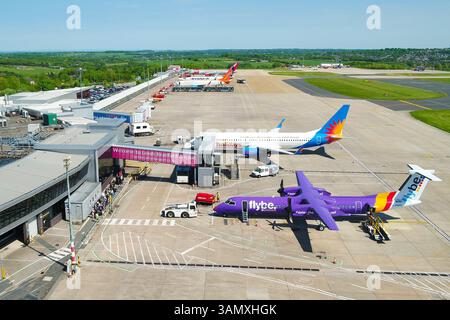 LEEDS, Großbritannien - 15. MAI 2018: Luftaufnahme des Flughafens Leeds Brdford von der Luftseite. Flugzeuge an den Toren und Leute, die bereit sind, an Bord zu gehen. Stockfoto