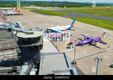 LEEDS, Großbritannien - 15. MAI 2018: Luftaufnahme des Flughafens Leeds Brdford von der Luftseite. Sie zeigen Flugzeuge an den Toren und am Turm. Stockfoto