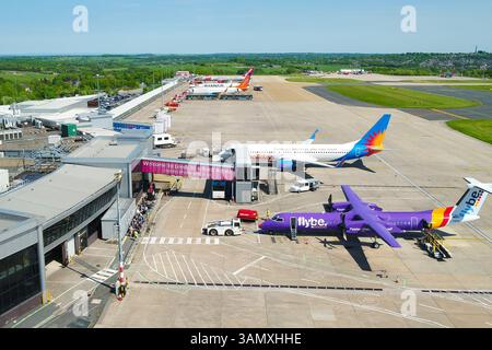LEEDS, Großbritannien - 15. MAI 2018: Luftaufnahme des Flughafens Leeds Brdford von der Luftseite. Flugzeuge an den Toren und Leute, die bereit sind, an Bord zu gehen. Stockfoto