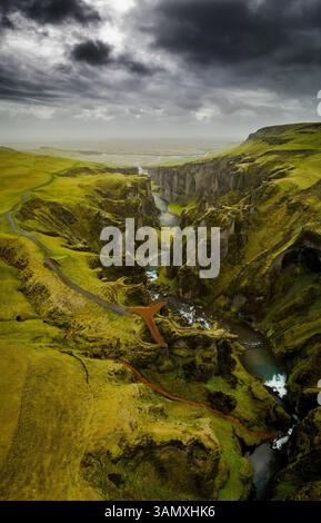 Vertikales Luftpanorama der Aussichtsplattform aus Metall am touristischen Hotspot Fjaðrárgljúfur Canyon im Süden Islands zwischen Vik und Hof. Stockfoto