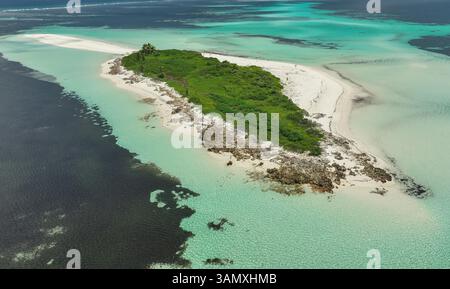 Aus der Vogelperspektive auf die abgelegene tropische Insel, Sandbank und Lagune, Seychellen. Stockfoto