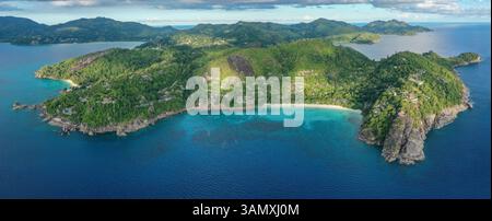 Blick aus der Vogelperspektive auf Petite Anse und die Westküste von Mahé mit Blick auf das Meer, Seychellen. Stockfoto