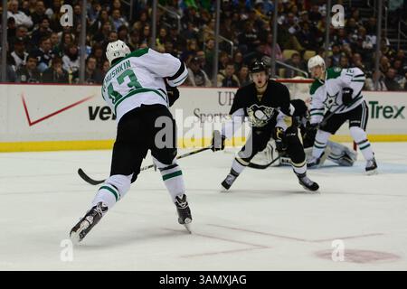 März 2014 – Pittsburgh, Pa, USA Der rechte Flügel der Dallas Stars Valeri Nichushkin (43) filmt im Netz, als der Verteidiger der Pittsburgh Penguins Rob Scuderi (4) versucht, während der zweiten Periode der Stars vs Penguins im Consol Energy Center in Pittsburgh PA zu blockieren (Credit Image: © Andrew Baugh/Cal Sport Media/ZUMAPRESS.com) Stockfoto