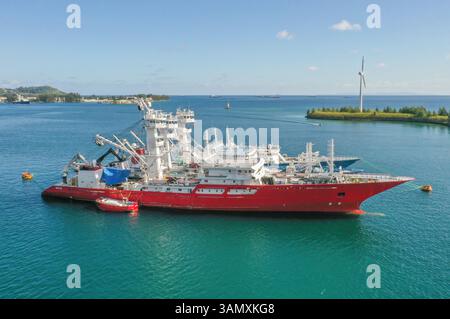 Luftaufnahme eines Thunfisch-Fischereifahrzeugs in Port Victoria, Mahé, Seychellen. Stockfoto