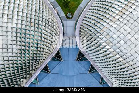 Blick aus der Vogelperspektive auf die Esplanade und Theater in der Bucht mit modernem architektonischen Design, Downtown Core, Central Singapore Community Development Council, Sin Stockfoto