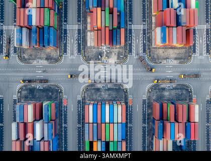 Singapur - 6. Dezember 2024: Luftaufnahme des Containerterminals Pasir Panjang Port mit gestapelten bunten Containern, Queenstown, South West Community Stockfoto