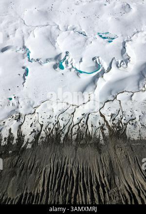 Aus der Vogelperspektive auf Schnee und Eis am Rande des Berges am Mount Rosa und Rifflehorn, Zermatt, Schweiz. Stockfoto