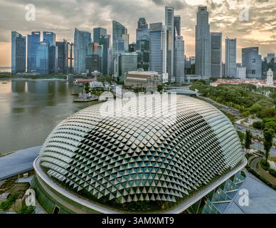 Singapur - 02. Januar 2025: Aus der Vogelperspektive auf die Esplanade und die Theater in der Bucht mit modernen Wolkenkratzern und pulsierenden Lichtern der Stadt, Downtown Core, Central Stockfoto