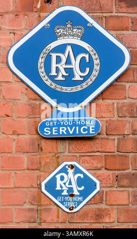 Vintage RAC-Straßenschilder „Get You Home Service“ am Nottingham Transport Heritage Centre, Ruddington, Nottinghamshire, England, Großbritannien Stockfoto