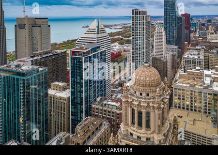 Blick auf das Stadtzentrum von Chicago, Blick auf die Innenstadt bei Sonnenuntergang mit Blick auf Michigan Lake, Chicago, Illinois, USA. Stockfoto