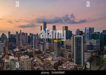 Chicago, USA - 16. Mai 2020: Blick auf die Skyline von Chicago bei Sonnenuntergang aus der Vogelperspektive, Blick auf das Finanzviertel und die Innenstadt von Chicago, Illinois, U Stockfoto