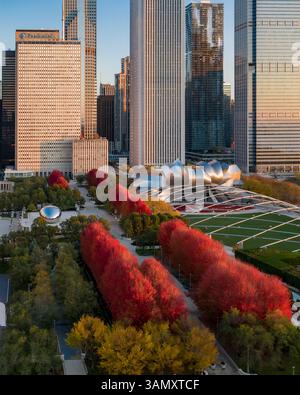 Chicago, USA - 31. Oktober 2020: Aus der Vogelperspektive auf die Innenstadt von Chicago bei Sonnenuntergang, Blick auf den Millennium Park, den Jay Pritzker Pavillon und die Cloud Stockfoto