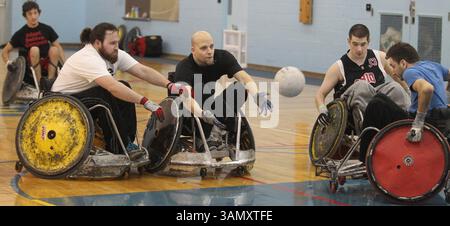 17. Januar 2014 – Tallmadge, OH, USA – am 17. Januar 2014 üben die Mitglieder des Akron Rhinos Quad Rugby Teams im Weaver Learning Center in Tallmadge, Ohio. (Bild: © Phil Masturzo/MCT/ZUMAPRESS.com) Stockfoto