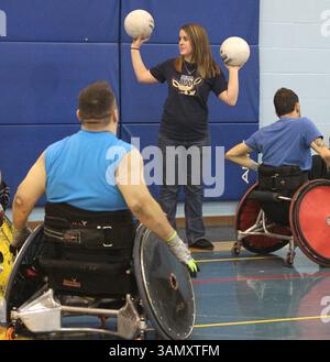 17. Januar 2014 - Tallmadge, OH, USA - Akron Rhinos Quad Rugby Team Coach Megan Haas veranstaltet am 17. Januar 2014 eine Übungseinheit im Weaver Learning Center in Tallmadge, Ohio. (Bild: © Phil Masturzo/MCT/ZUMAPRESS.com) Stockfoto