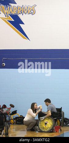 17. Januar 2014 – Tallmadge, OH, USA – Tabbitha Englehart nimmt am 17. Januar 2014 die Hände des Akron Rhinos Quad Rugbyspielers Yianni Thallas auf, bevor er am Weaver Learning Center in Tallmadge, Ohio, trainiert. (Bild: © Phil Masturzo/MCT/ZUMAPRESS.com) Stockfoto