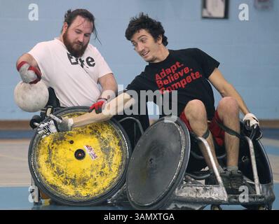 17. Januar 2014 - Tallmadge, OH, USA - Tom Wiersma, der Akron Rhinos, links, hat den Ball von Stephen Zurabel während eines Quad-Rugby-Teams-Trainings im Weaver Learning Center in Tallmadge, Ohio, am 17. Januar 2014 weggeschlagen. (Bild: © Phil Masturzo/MCT/ZUMAPRESS.com) Stockfoto
