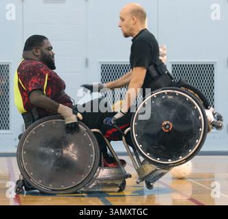 17. Januar 2014 – Tallmadge, OH, USA – Jamal Saxton der Akron Rhinos, links, stößt am 17. Januar 2014 im Weaver Learning Center in Tallmadge, Ohio, auf Nathan Gay zusammen. (Bild: © Phil Masturzo/MCT/ZUMAPRESS.com) Stockfoto
