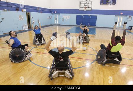 17. Januar 2014 - Tallmadge, OH, USA - Mitglieder des Akron Rhinos Quad Rugby Teams dehnen sich vor dem Training im Weaver Learning Center in Tallmadge, Ohio, am 17. Januar 2014. (Bild: © Phil Masturzo/MCT/ZUMAPRESS.com) Stockfoto