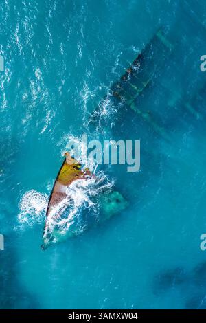 Luftaufnahme eines versunkenen und verlassenen Schiffes in der Nähe des Strandes „Arena Gorda“ während des Tages, Punta Cana, Dominikanische Republik Stockfoto