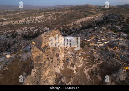 Blick aus der Vogelperspektive auf das Schloss Uchisar, umgeben von wunderschönen Felsformationen und einem malerischen Tal bei Sonnenuntergang, Uchisar, Türkei. Stockfoto