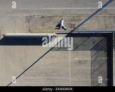 Luftaufnahme einer Person, die auf dem Bodensprung im Industriegebiet Serravalle, Scrivia, Piemont, Italien liegt. Stockfoto