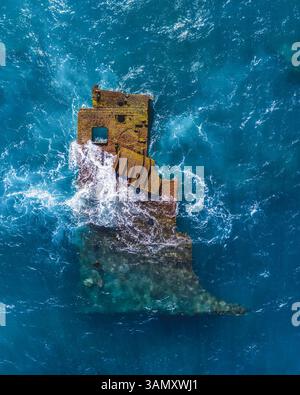 Luftaufnahme eines Teils eines versunkenen und verlassenen Schiffes in der Nähe des Strandes „Arena Gorda“ während des Tages, Punta Cana, Dominikanische Republik Stockfoto