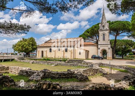 Arcachon Bay, Andernos-les-Bains (Südwestfrankreich): Kirche Saint-Eloi. Die Kirche wurde auf den Fundamenten einer galloromanischen Villa aus dem 4. Jahrhundert erbaut. Vie Stockfoto