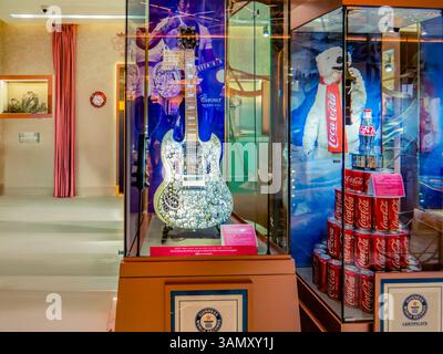 Dubai Mall. Eden of Coronet: Die teuerste Gitarre der Welt. Mit über 11.441 Diamanten bedeckt, die 2 Millionen Dollar. Dubai. VAE. Stockfoto