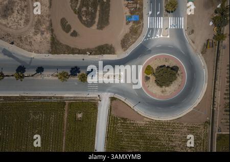 Luftaufnahme eines Kreisverkehrs in der Nähe von landwirtschaftlichen Feldern, Alboraia, Valencia, Spanien. Stockfoto