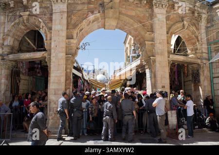 18. April 2014 – Jerusalem, Israel – die Polizei versucht, die Menschenmassen zu regulieren, während Tausende von Christen an Kreuzprozessionen entlang der Via Dolorosa teilnehmen, die am Karfreitag zur Grabeskirche führen. Die Osterfeste, die auf den gregorianischen und julianischen Kalendern basieren, fallen in diesem Jahr zusammen, die Ost und West in Jerusalem vereinigen. (Kreditbild: © Nir Alon/ZUMAPRESS.com) Stockfoto