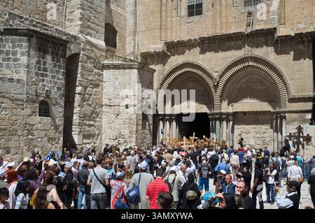 18. April 2014 – Jerusalem, Israel – Gläubige warten auf den Eintritt in die Grabeskirche, während Tausende von Christen an Kreuzprozessionen entlang der Via Dolorosa teilnehmen, die am Karfreitag zur Kirche führen. Die Osterfeste, die auf den gregorianischen und julianischen Kalendern basieren, fallen in diesem Jahr zusammen, die Ost und West in Jerusalem vereinigen. (Kreditbild: © Nir Alon/ZUMAPRESS.com) Stockfoto