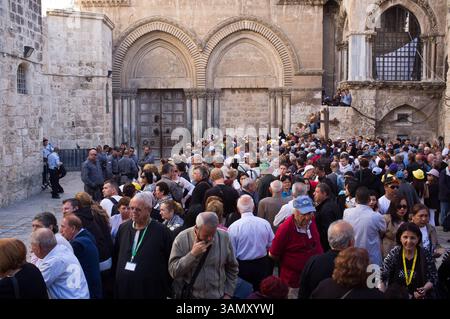 18. April 2014 – Jerusalem, Israel – Gläubige warten auf den Eintritt in die Grabeskirche, während Tausende von Christen an Kreuzprozessionen entlang der Via Dolorosa teilnehmen, die am Karfreitag zur Kirche führen. Die Osterfeste, die auf den gregorianischen und julianischen Kalendern basieren, fallen in diesem Jahr zusammen, die Ost und West in Jerusalem vereinigen. (Kreditbild: © Nir Alon/ZUMAPRESS.com) Stockfoto