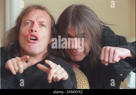 17. April 2014: AC/DC-Gitarrist MALCOLM YOUNG macht eine Pause von der Band, um sich auf seine Gesundheit zu konzentrieren. Eine Ankündigung besagte, dass der 61-Jährige „krank“ sei. Die Rock and Roll Hall of Famers sagte, dass sie „weiterhin Musik machen werden“, obwohl Gerüchte zufolge sie kurz vor dem Ruhestand stehen. BILD: 13. März 2000 - Kanada - die AC/DC-Bandmitglieder Angus Young und Malcolm Young im Four Seasons Hotel zum Interview. (Kreditbild: © QMI Agency/ZUMAPRESS.com) Stockfoto