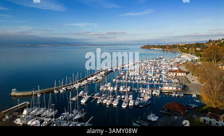 Thonon-les-Bains (Zentralfrankreich): Aus der Vogelperspektive auf die Stadt und den Jachthafen am Genfer See Stockfoto