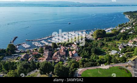 Thonon-les-Bains (Zentralfrankreich): Aus der Vogelperspektive auf die Stadt und den Jachthafen am Genfer See Stockfoto