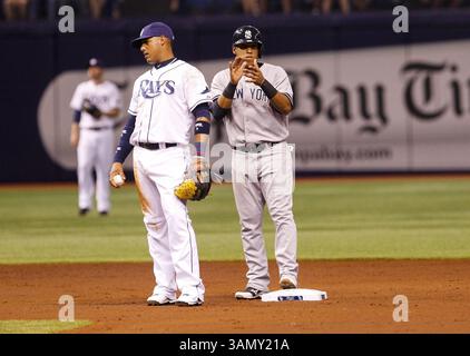 18. April 2014 - St. Petersburg, FL, USA - Tampa Bay Rays Shortstop Yunel Escobar ist unglücklich über die Yangervis Solarte der New York Yankees, richtig, und hat es sicher geschafft, die zweite Basis im zweiten Inning im Tropicana Field in St. Petersburg, Florida, am Freitag, den 18. April 2014. (Bild: © will Vragovic/MCT/ZUMAPRESS.com) Stockfoto
